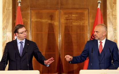 El serbio Vucic (izquierda) junto al albanés Rama, este miércoles en Tirana.