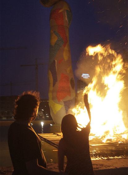 Una hoguera arde junto a la escultura <i>Dona i Ocell </i>en el parque de Joan Miró.