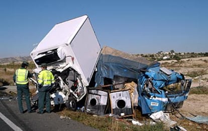 Estado en el que quedaron la furgoneta y el camión involucrados ayer en el accidente.