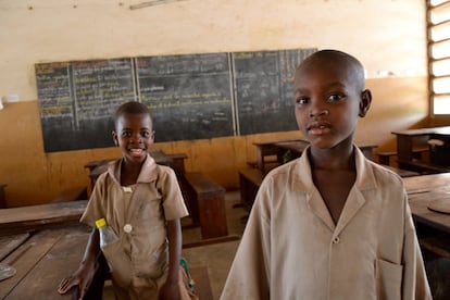 Un proyecto de Mensajeros de la Paz ha conseguido la escolarización de 280 niñas y niños en la escuela de Tchachegou. Estos son dos de ellos. No están todos los que deberían, todavía muchos menores pican piedra. Por eso la sensibilización de las familias es muy importante.