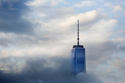 Vista del One World Trade Center rodeado de nubes en Lower Manhattan, Nueva York (EE UU).