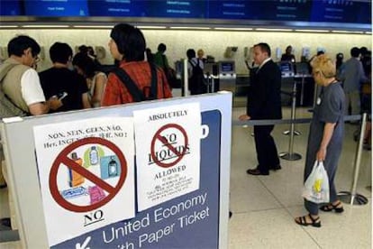 Unos carteles avisan de la prohibición de embarcar líquidos en el avión en el aeropuerto JFK de Nueva York.