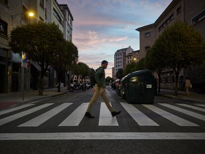 Un hombre cruza un paso de peatones en una calle de Pamplona, en 2021.