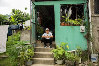 A su corta edad, Joshuar ha estado cerca de morir más de una vez. La casa de su abuela es un refugio provisional. 