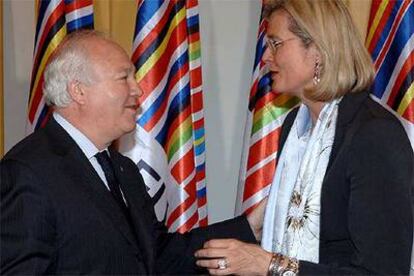 Miguel Ángel Moratinos saluda, ayer en Salzburgo, a su homóloga austriaca, Ursula Plassnik.