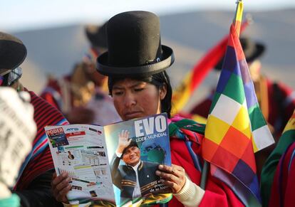 Una mujer aimara lee una revista sobre el presidente boliviano, Evo Morales, en la ciudadela prehispánica de Tiahuanaco en un acto para celebrar el récord del presidente que más tiempo ha gobernado el país de forma continua. Morales se convirtió en el presidente que más tiempo ha gobernado el país de forma continua, al superar los 9 años y casi 9 meses de Andrés de Santa Cruz en el siglo XIX.