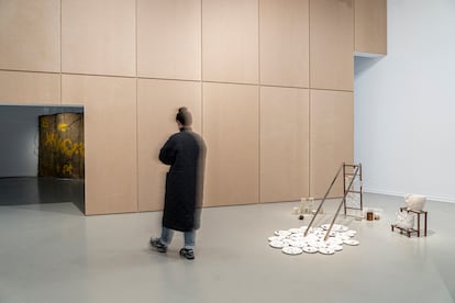 Marina González Guerreiro pasa al lado de su obra 'Lo que tarda un ________ en caer al _________', 2024, en La Casa Encendida.