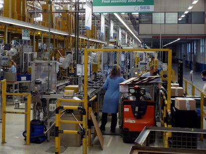 Línea de fabricación del alternador BRM 48v en la fábrica SEG Automotive.
 