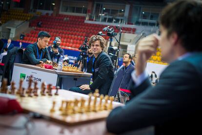Carlsen mira a Van Foreest poco antes de enfrentarse a Abdusattórov en el reciente Mundial de Rápidas en Almaty (Kazajistán)