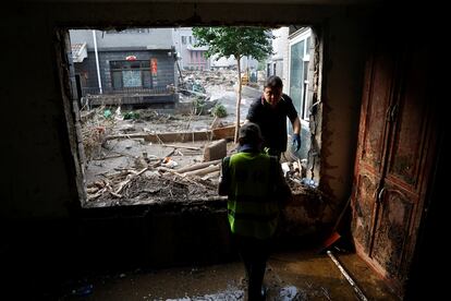 Dos vecinos retiran escombros de una vivienda dañada en el distrito pekinés de Mentougou, este viernes.