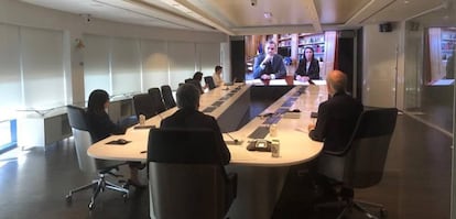 Los Reyes don Felipe y doña Letizia se han reunido por videoconferencia con el presidente de Aena, Maurici Lucena Betriu, el director de Aeropuertos, Javier Marín, y la directora general Comercial, María José Cuenda Chamorro.