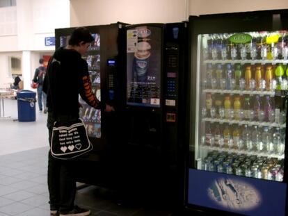 Cómo sabe una máquina de refrescos que has usado una moneda falsa