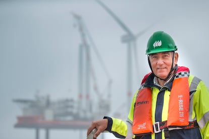 El presidente de Iberdrola, Ignacio Galán, ante un parque eólico marino de Iberdrola.