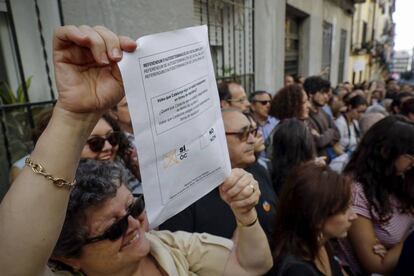 Varias personas a favor del refer&eacute;ndum asisten al acto organizado en Madrid.