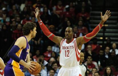 Howard trata de taponar un pase de Pau Gasol