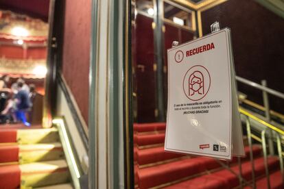 Lista de alguna medidas de seguridad para el acceso a una sala de teatro en Madrid.