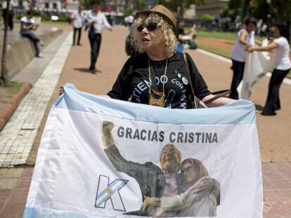 Una seguidora de los Kirchner llega temprano este miércoles a la Plaza de Mayo de Buenos Aires para despedir a la saliente presidenta argentina.