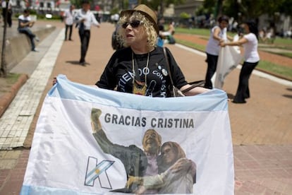 Una seguidora de los Kirchner llega temprano este miércoles a la Plaza de Mayo de Buenos Aires para despedir a la saliente presidenta argentina.