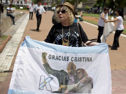 Una seguidora de los Kirchner llega temprano este miércoles a la Plaza de Mayo de Buenos Aires para despedir a la saliente presidenta argentina.