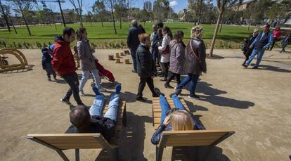 Grupos de personas pasean durante la inauguración del Parc de les Glories de Barcelona, este domingo.