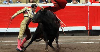 Joselito Adame en la lidia de su primer toro. 