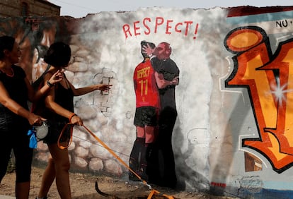 Mural en Barcelona que ilustra el polémico beso que Luis Rubiales le dio a Jenni Hermoso en las celebraciones por el Mundial que ganó la selección femenina en Sídney el verano de 2023.