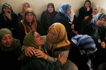 Familiares de uno de los palestinos muertos esta mañana por el ataque de Israel en el norte de Gaza, el lunes 14 de agosto.