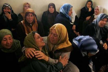 Familiares de uno de los palestinos muertos esta mañana por el ataque de Israel en el norte de Gaza, el lunes 14 de agosto.