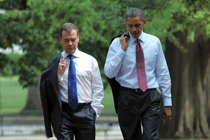 Obama y Medvédev, sin chaqueta, caminan por la plaza Lafayette.