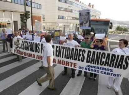 Manifestación de afectados por las participaciones preferentes bancarias en Santiago de Compostela. EFE/Archivo