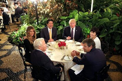 En la imagen, el primer ministro japonés, Shinzo Abe, y su mujer, Akie Abe —en su última visita oficial a Estados Unidos— junto al presidente Donald Trump y la primera dama Melania Trump, el 10 de febrero del 2017 en el Club Mar-a-Lago.