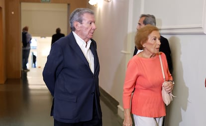 El exministro socialista del Interior José Luis Corcuera llega a la presentación del libro de Alfonso Guerra, este miércoles en el Ateneo de Madrid.