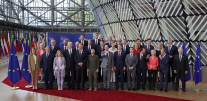 Los líderes de la UE posan con el presidente de Ucrania, Volodímir Zelenski.