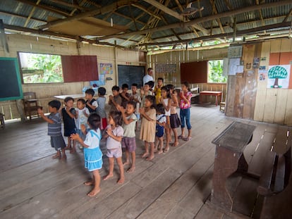 Un grupo de niños en un salón de clases cerca del Río Marañón, en la Amazonia peruana.