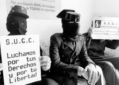 Tres miembros del Sindicato Clandestino de la Guardia Civil, comparecen encapuchados en una rueda de prensa para demandar el cambio del instituto armado de cuerpo militarizado a una guardia de carácter civil, en Pamplona, el 11 de octubre de 1989.
