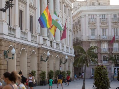 Bandera LGBTI en la fachada del ayuntamiento de Cádiz, el pasado 23 de junio.