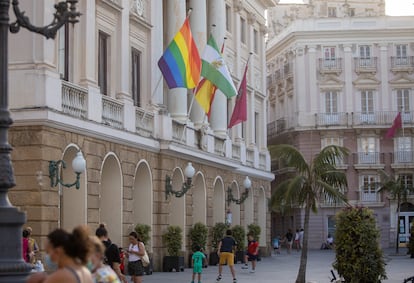 Bandera LGBTI en la fachada del ayuntamiento de Cádiz, el pasado 23 de junio.