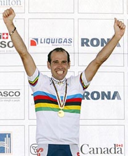 Igor Astarloa, exultante, muestra su medalla de oro sobre el <i>maillot</i> arco iris.