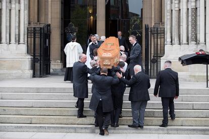Varias personas llevan en hombros el ataúd de la periodista Lyra McKee a su llegada a la catedral de Santa Ana, este miércoles, en Belfast, Irlanda del Norte (Reino Unido). McKee fue asesinada a tiros el pasado día 18 en Derry por un disidente republicano del Nuevo IRA.