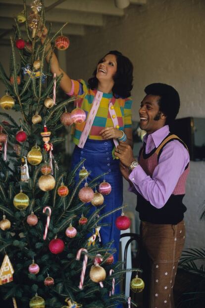 El cantante y actor Clifton Davis con su esposa Diana Seijo decoran su árbol en 1972