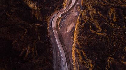 Vista aérea de la carretera que salva la colada del volcán de La Palma.