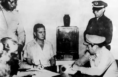 Depois de encabeçar o ataque ao quartel Moncada em 1953, Fidel Castro, rende sua declaração ao Coronel Chabiano, chefe militar do quartel.