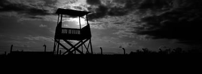 Una torre de observación del campo de concentración de Birkenau, en Oswiecim (Polonia). El campo estaba control de las SS, el servicio de seguridad del partido nazi. Se cree que más de 6.000 miembros de las SS prestaron servicio en el complejo de campos de Auschwitz. De todos ellos solo 750 fueron juzgados tras la guerra.