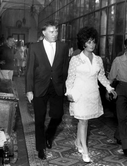 Burton y Taylor en la estación de tren de Taormina, en Sicilia, el 1 de agosto de 1967. 