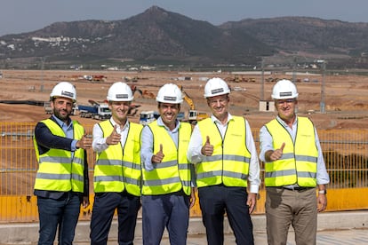 El presidente de la Generalitat, Carlos Mazón, acompañado del equipo directivo de PowerCo y del alcalde de Sagunto, Darío Moreno.
