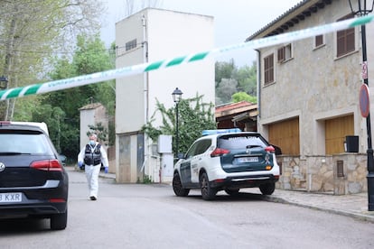 Agentes de la Guardia Civil este miércoles en el domicilio de Puigpunyent (Mallorca)