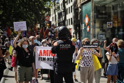 Unas 300 personas convocadas por la ANC, Poble Lliure y Arran, según cifras de la Guardia Urbana, han protestado contra el acto de Pedro Sánchez ante la puerta del teatro.