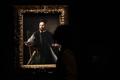 Un visitante contempla el 'Retrato de monseñor Maffeo Barberini', de Caravaggio, nunca antes expuesto al público, en el Palazzo Barberini de Roma.