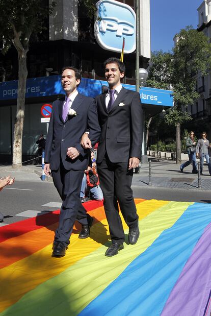 Protesta de gais y lesbianas, en 2010, ante la sede del PP.