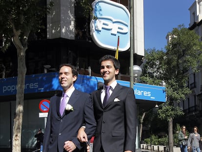 Protesta de gais y lesbianas, en 2010, ante la sede del PP.